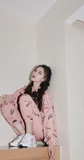 宋妍霏时尚粉色字母夹克运动风酷美写真图片