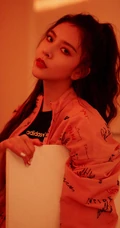 宋妍霏时尚粉色字母夹克运动风酷美写真图片