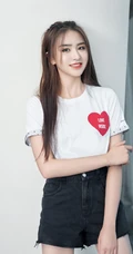 山东女生歌手金子涵爱心T恤搭配黑色短裤青春靓丽写真