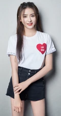 山东女生歌手金子涵爱心T恤搭配黑色短裤青春靓丽写真