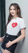 山东女生歌手金子涵爱心T恤搭配黑色短裤青春靓丽写真
