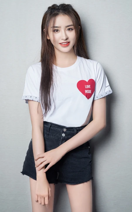 山东女生歌手金子涵爱心T恤搭配黑色短裤青春靓丽写真