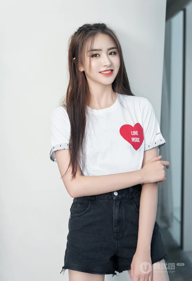 山东女生歌手金子涵爱心T恤搭配黑色短裤青春靓丽写真