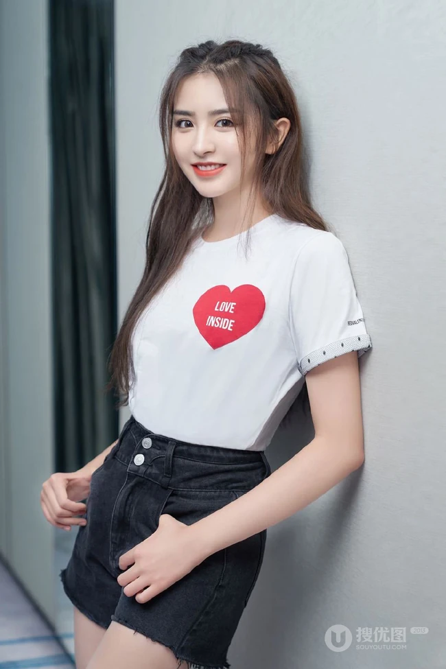 山东女生歌手金子涵爱心T恤搭配黑色短裤青春靓丽写真