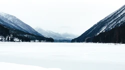 雪山下的冰湖等大气的风景桌面壁纸