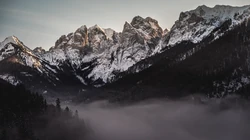 雪山下的冰湖等大气的风景桌面壁纸