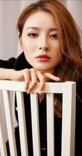 暖色系气质室内，柔美气质女生黄金宝儿西服外套下的动人温柔气息