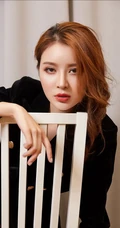 暖色系气质室内，柔美气质女生黄金宝儿西服外套下的动人温柔气息