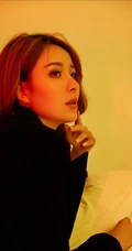 暖色系气质室内，柔美气质女生黄金宝儿西服外套下的动人温柔气息
