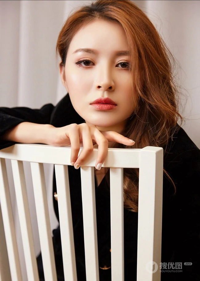 暖色系气质室内，柔美气质女生黄金宝儿西服外套下的动人温柔气息