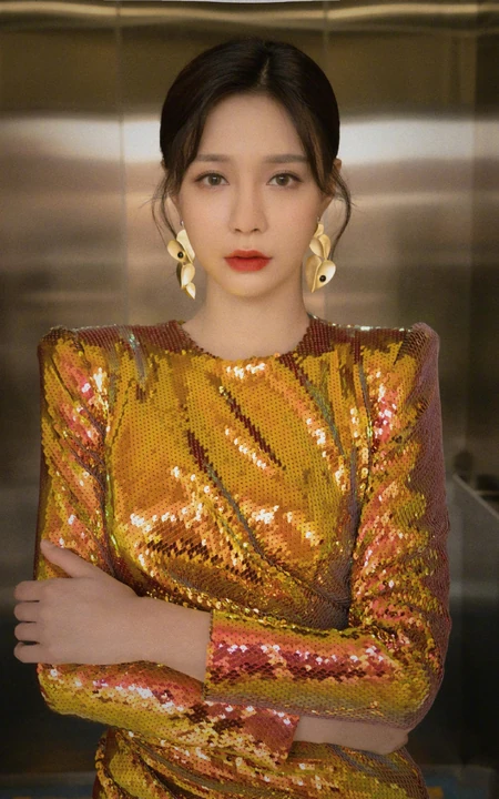 沈梦辰Buling闪亮金色连衣裙电梯写真图片