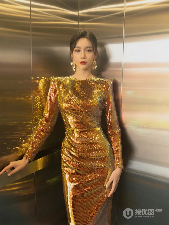 沈梦辰Buling闪亮金色连衣裙电梯写真图片