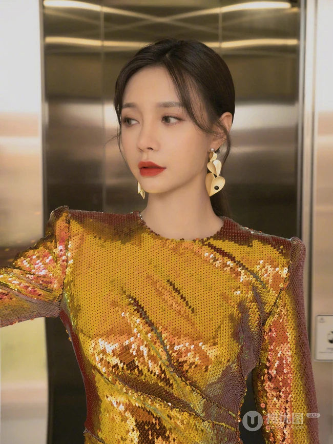 沈梦辰Buling闪亮金色连衣裙电梯写真图片
