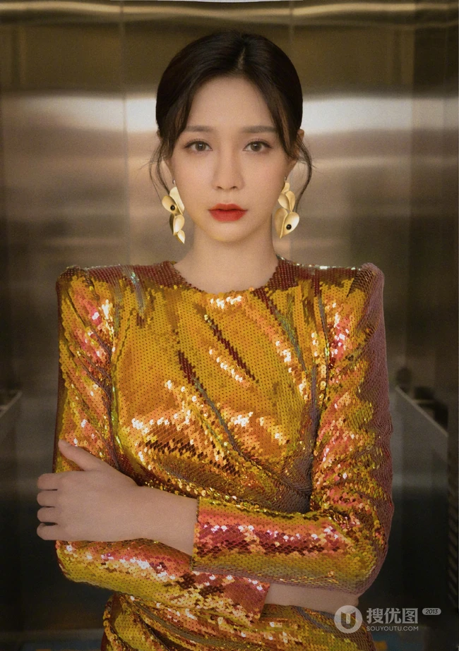 沈梦辰Buling闪亮金色连衣裙电梯写真图片