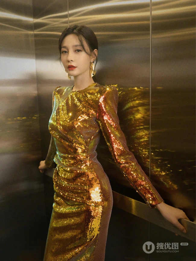 沈梦辰Buling闪亮金色连衣裙电梯写真图片