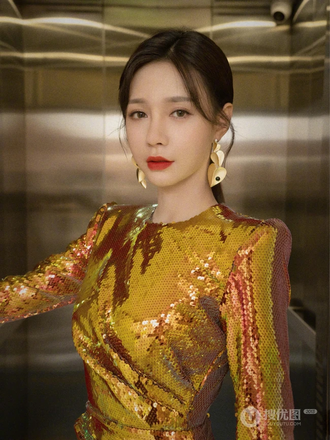 沈梦辰Buling闪亮金色连衣裙电梯写真图片