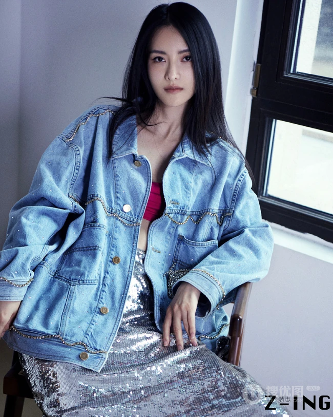 张芷溪身着多套时尚复古服饰气质写真照