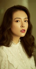 吴倩优雅女人味十足白衫加黑皮裙写真图片