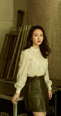 吴倩优雅女人味十足白衫加黑皮裙写真图片