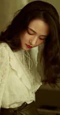 吴倩优雅女人味十足白衫加黑皮裙写真图片