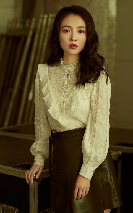 吴倩优雅女人味十足白衫加黑皮裙写真图片