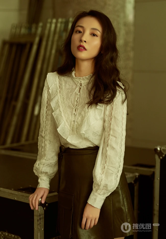吴倩优雅女人味十足白衫加黑皮裙写真图片