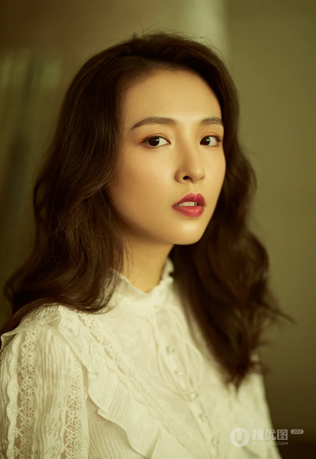 吴倩优雅女人味十足白衫加黑皮裙写真图片