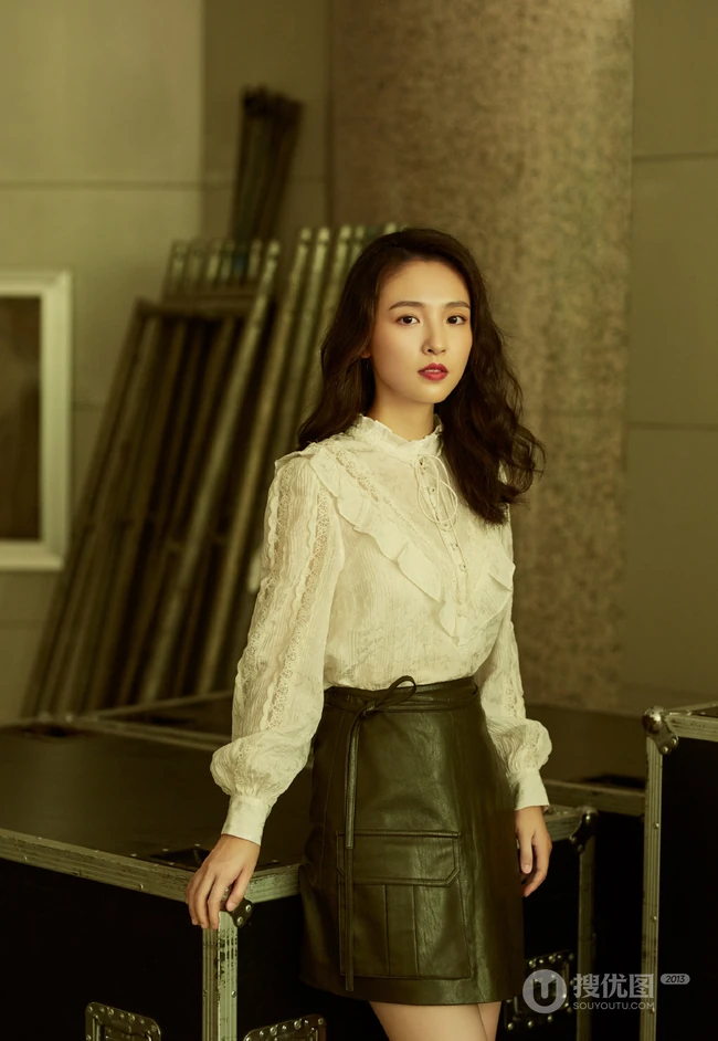 吴倩优雅女人味十足白衫加黑皮裙写真图片