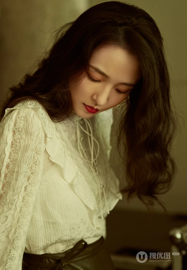 吴倩优雅女人味十足白衫加黑皮裙写真图片