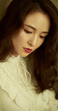 吴倩优雅女人味十足白衫加黑皮裙写真图片