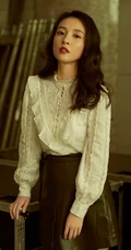 吴倩优雅女人味十足白衫加黑皮裙写真图片