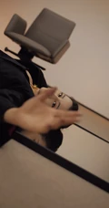 迪丽热巴个性气质写真，黑色礼裙衣搭配格子长裤，显动人S身材曲线