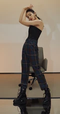 迪丽热巴个性气质写真，黑色礼裙衣搭配格子长裤，显动人S身材曲线