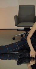 迪丽热巴个性气质写真，黑色礼裙衣搭配格子长裤，显动人S身材曲线