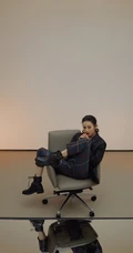 迪丽热巴个性气质写真，黑色礼裙衣搭配格子长裤，显动人S身材曲线