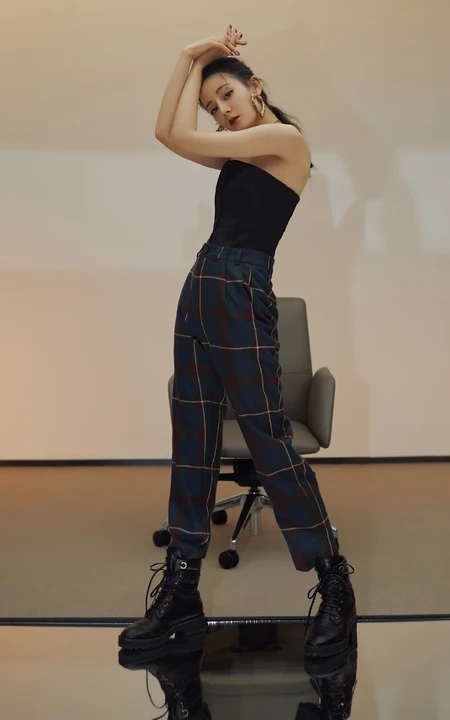 迪丽热巴个性气质写真，黑色礼裙衣搭配格子长裤，显动人S身材曲线