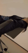 迪丽热巴个性气质写真，黑色礼裙衣搭配格子长裤，显动人S身材曲线