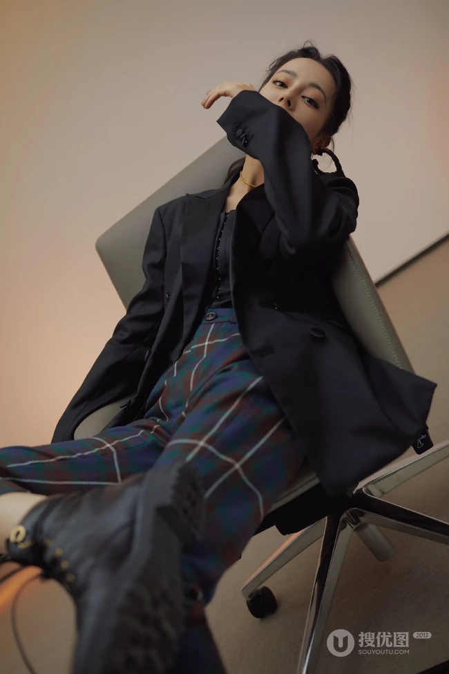 迪丽热巴个性气质写真，黑色礼裙衣搭配格子长裤，显动人S身材曲线