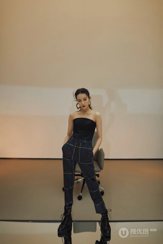 迪丽热巴个性气质写真，黑色礼裙衣搭配格子长裤，显动人S身材曲线