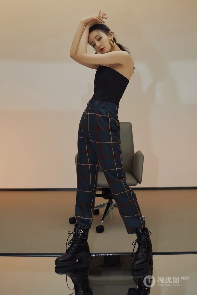 迪丽热巴个性气质写真，黑色礼裙衣搭配格子长裤，显动人S身材曲线