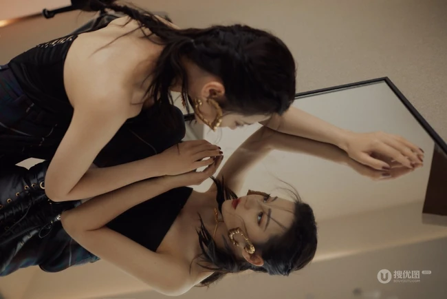 迪丽热巴个性气质写真，黑色礼裙衣搭配格子长裤，显动人S身材曲线