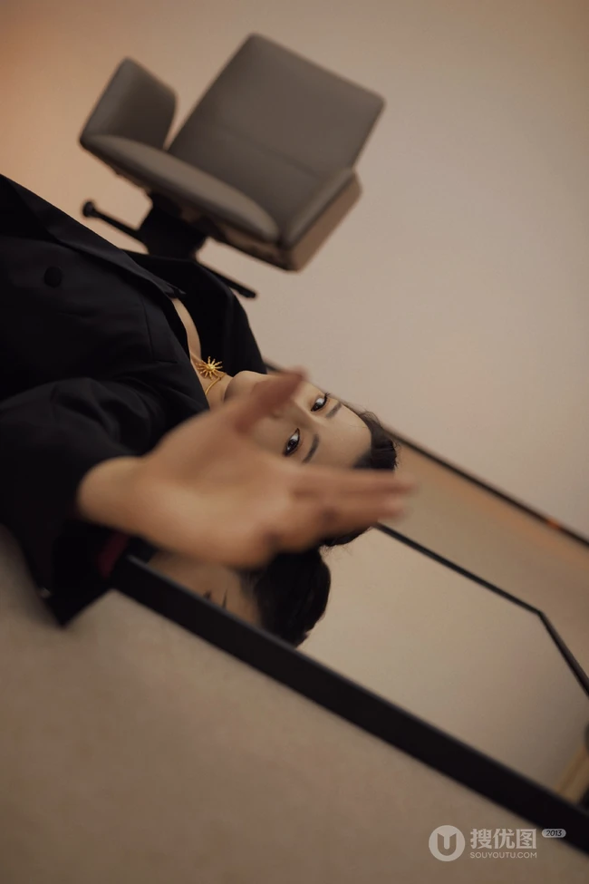 迪丽热巴个性气质写真，黑色礼裙衣搭配格子长裤，显动人S身材曲线