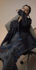 迪丽热巴个性气质写真，黑色礼裙衣搭配格子长裤，显动人S身材曲线