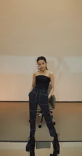 迪丽热巴个性气质写真，黑色礼裙衣搭配格子长裤，显动人S身材曲线