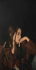 欧阳娜娜扎小辫可爱发型搭配夹克衣牛仔裤夜拍写真美照
