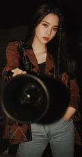 欧阳娜娜扎小辫可爱发型搭配夹克衣牛仔裤夜拍写真美照