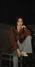 欧阳娜娜扎小辫可爱发型搭配夹克衣牛仔裤夜拍写真美照