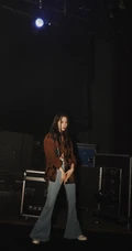 欧阳娜娜扎小辫可爱发型搭配夹克衣牛仔裤夜拍写真美照