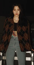 欧阳娜娜扎小辫可爱发型搭配夹克衣牛仔裤夜拍写真美照