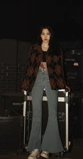 欧阳娜娜扎小辫可爱发型搭配夹克衣牛仔裤夜拍写真美照